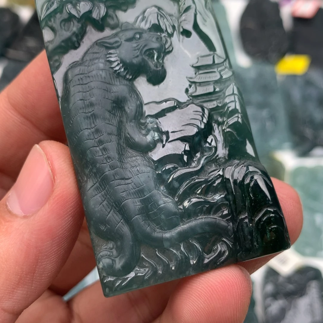 颈饰未镶嵌翡翠虎牌