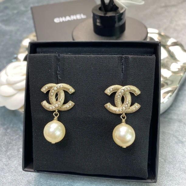 99新 Chanel/香奈儿 素款纹路蜗牛壳双c珍珠耳钉AX0002