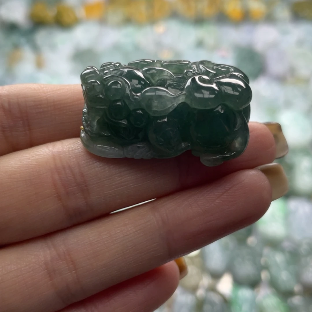 翡翠未镶嵌颈饰貔貅