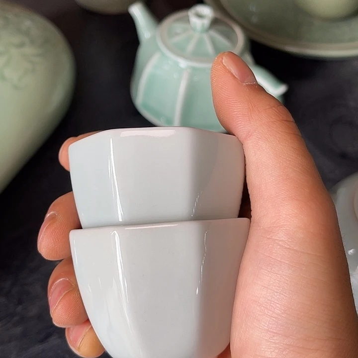 瓷微瑕天青色八方杯 2 只