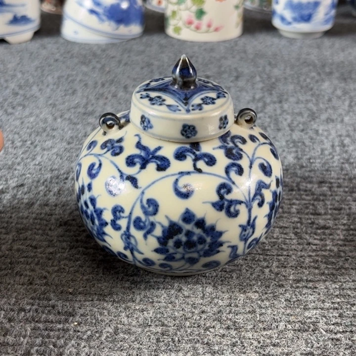 ꧁***꧂瓷摆件一个青花的小罐子