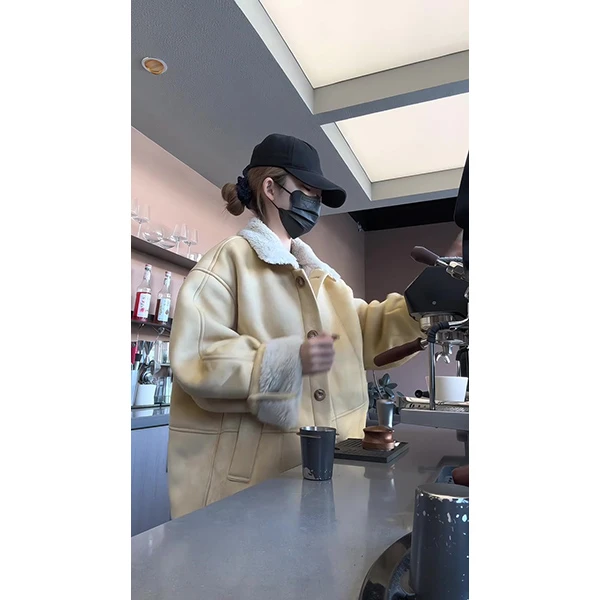卡其色皮毛一体外套女冬2025新款韩版休闲羊羔毛拼接加厚保暖上衣
