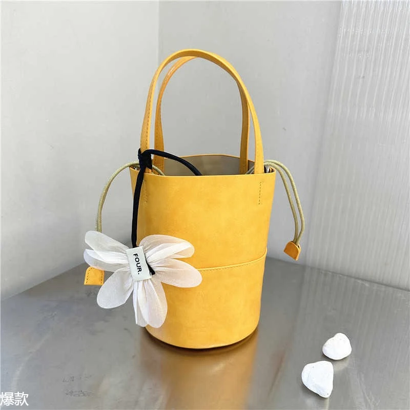 可彼娜上新2025时髦轻奢复古抽绳水桶包简约百搭软皮圆桶包手提包