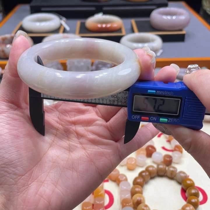 未镶嵌手镯石英质玉