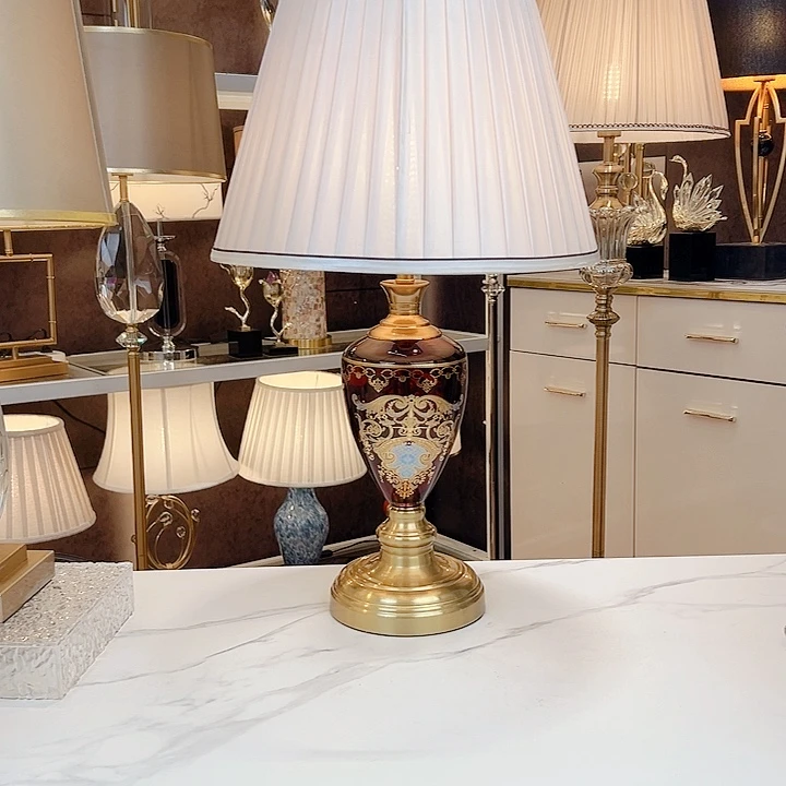 圆形红色描金台灯