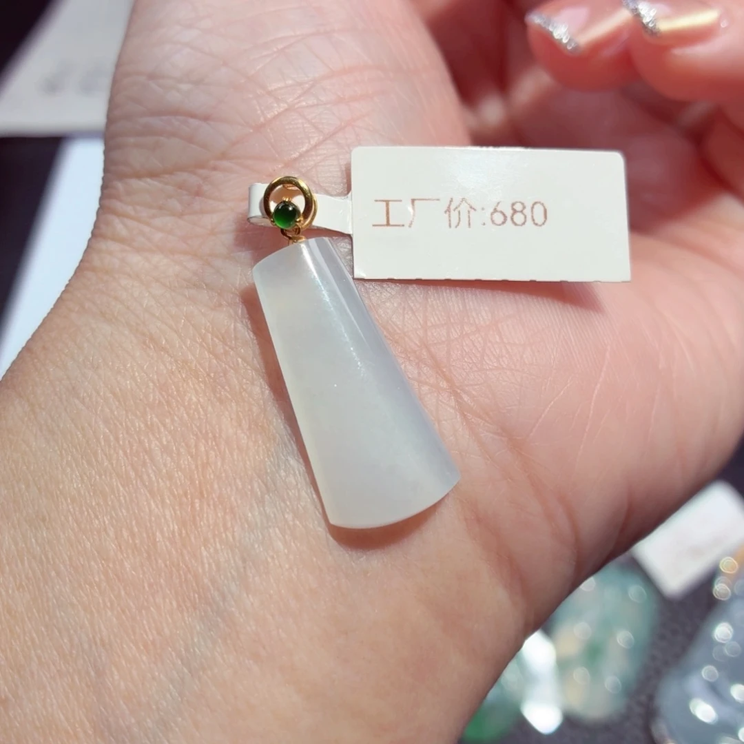 颈饰18K金镶嵌翡翠