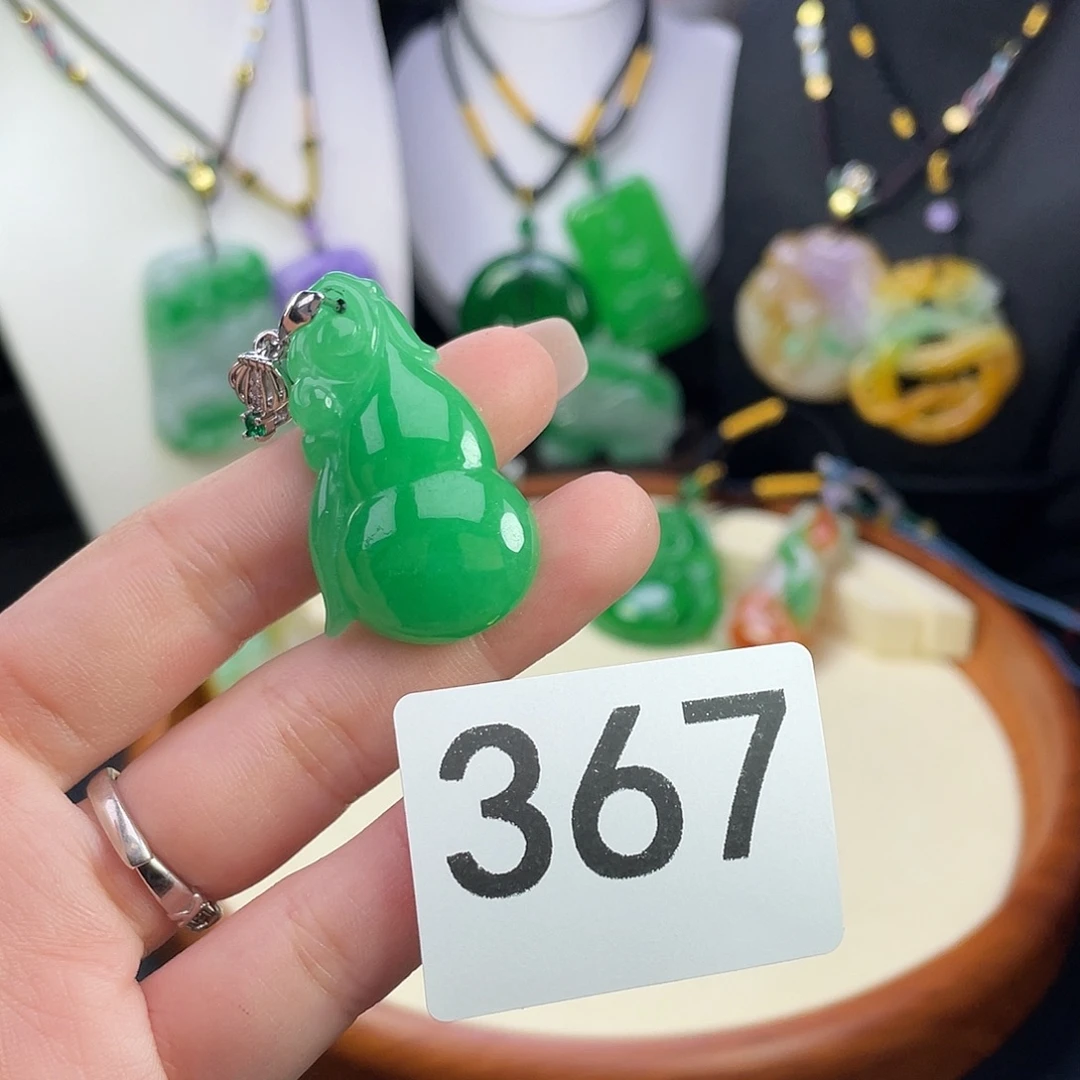 翡翠未镶嵌吊坠(赠链)