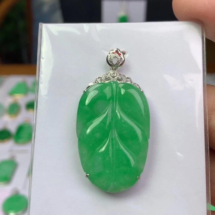 颈饰18K金镶嵌翡翠