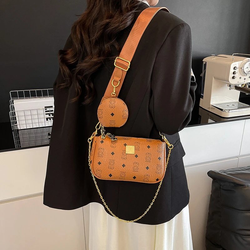 新款百搭时尚小熊印花圆筒斜挎女包高级感满满送小包