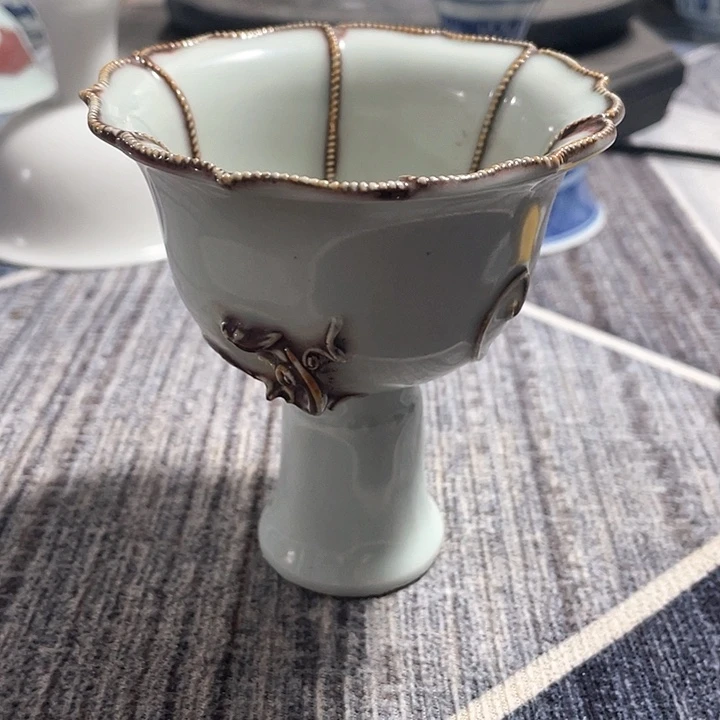 摆件釉里红捏花高足杯