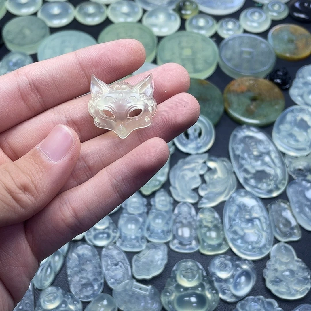 岫玉未镶嵌颈饰狐狸面具