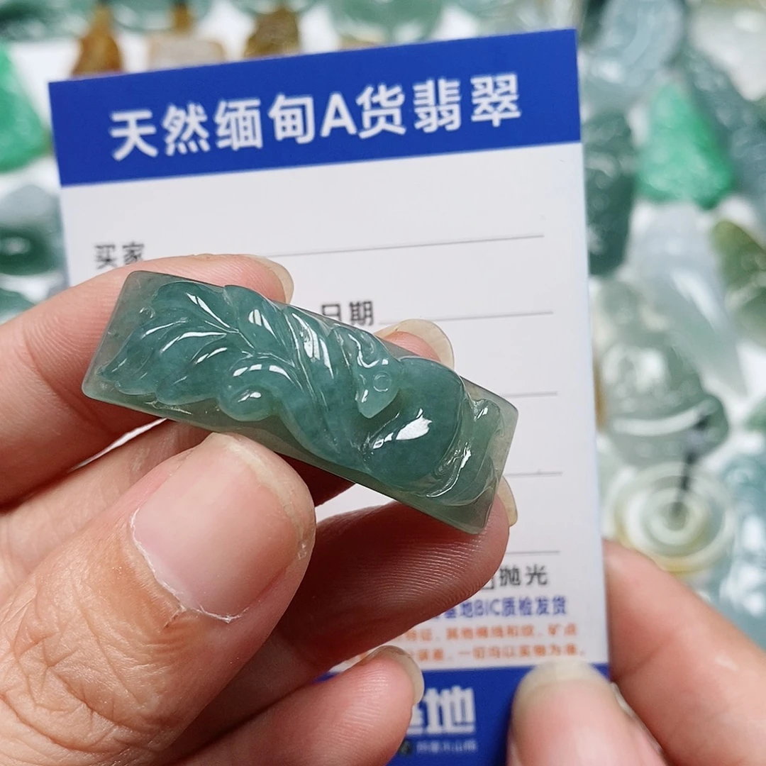 翡翠未镶嵌颈饰九尾狐手牌