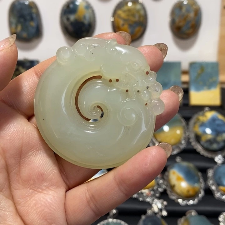 蛇纹石玉未镶嵌颈饰
