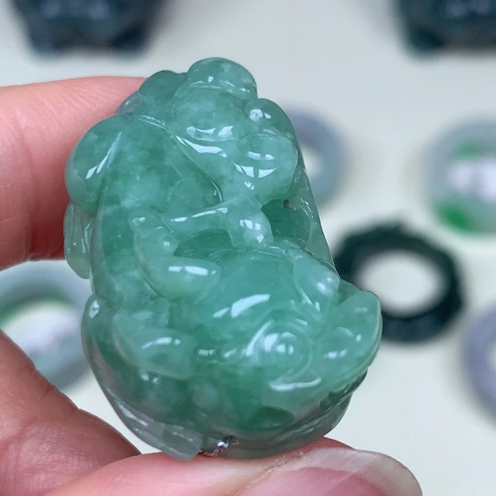 翡翠未镶嵌颈饰吊坠