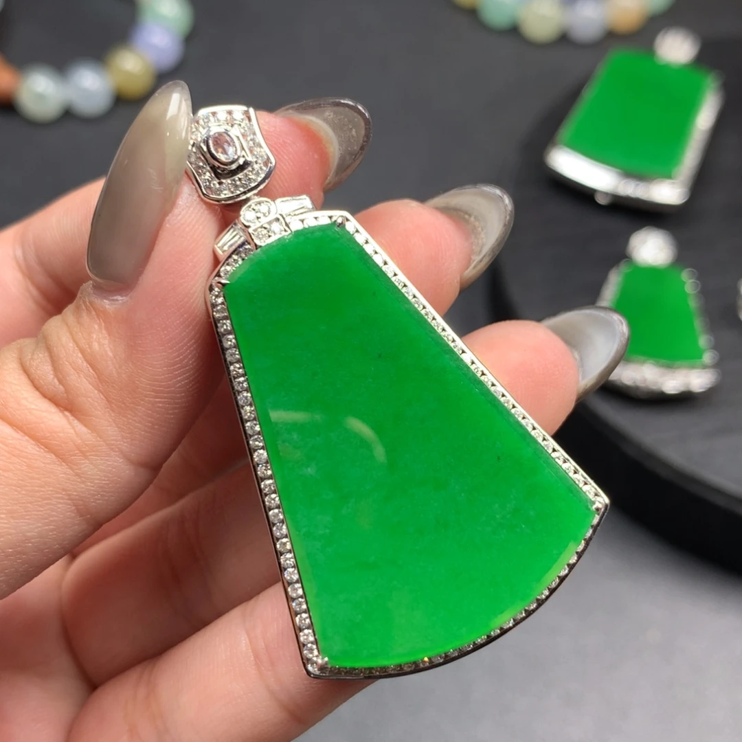 翡翠颈饰18K金镶嵌无事牌