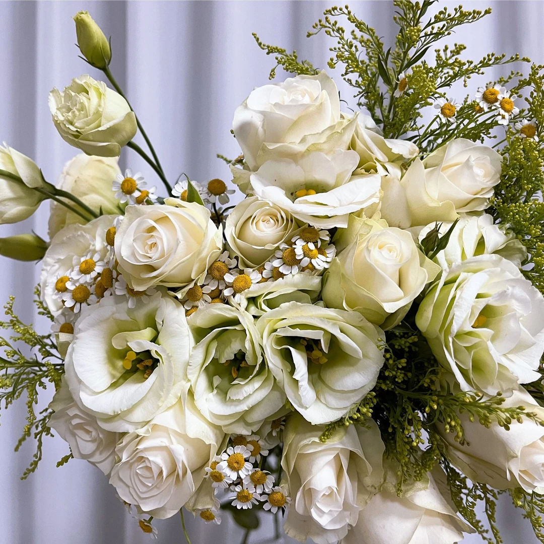 【白玫瑰+绿桔梗+洋甘菊+黄莺草】云南鲜花玫瑰基地直发顺丰包邮