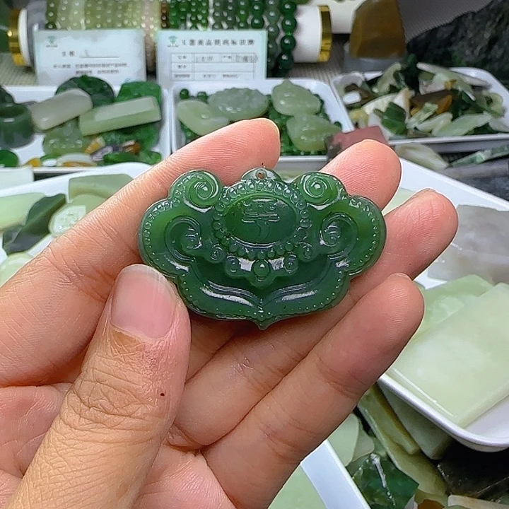 小***花颈饰未镶嵌和田玉（碧玉）