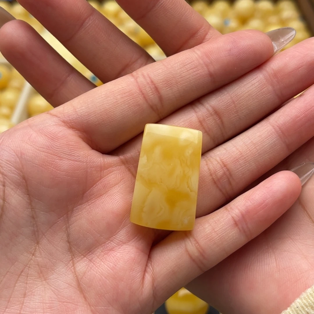 琥珀未镶嵌裸石蜜蜡吊坠笑