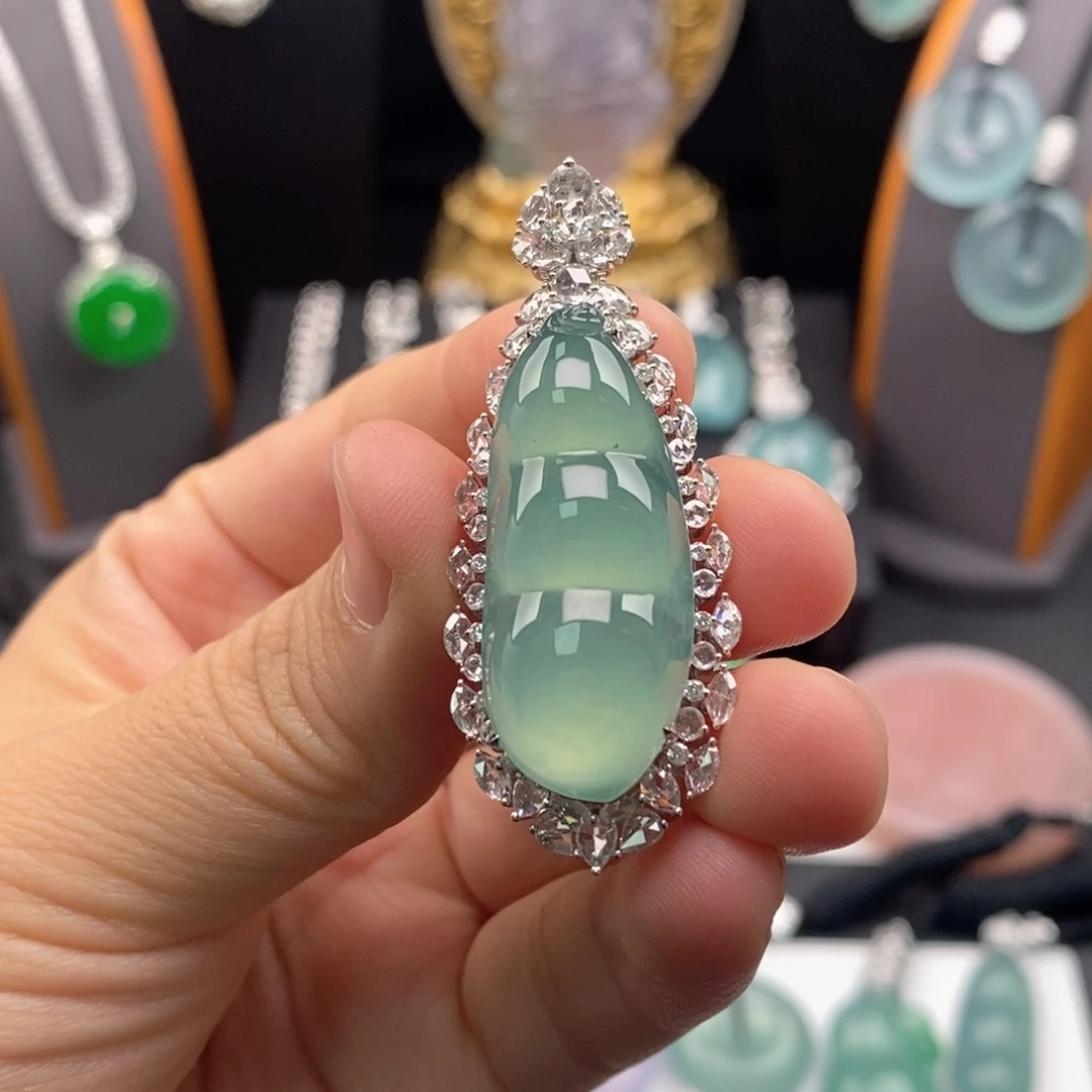 翡翠18K金镶嵌颈饰福豆