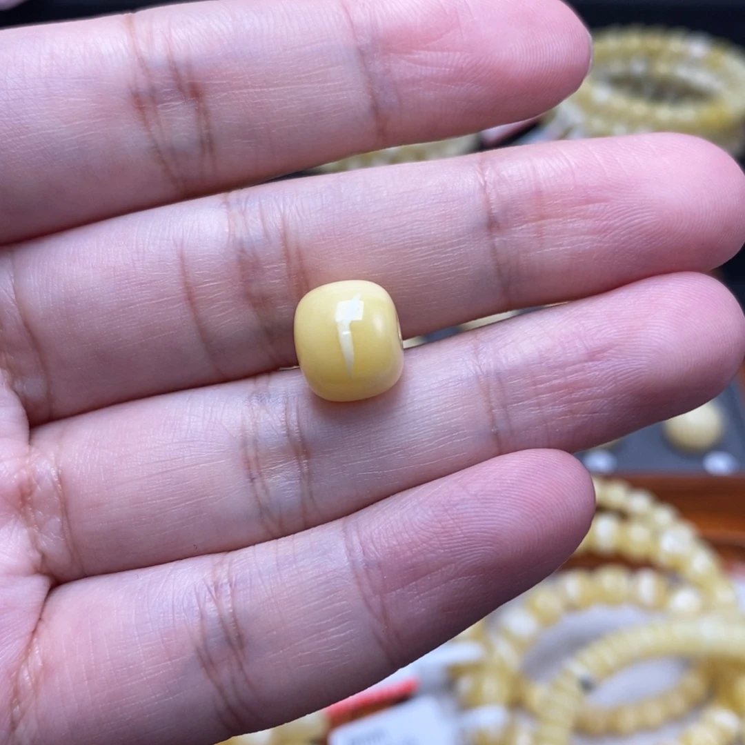 蜜蜡未镶嵌珠宝奇石