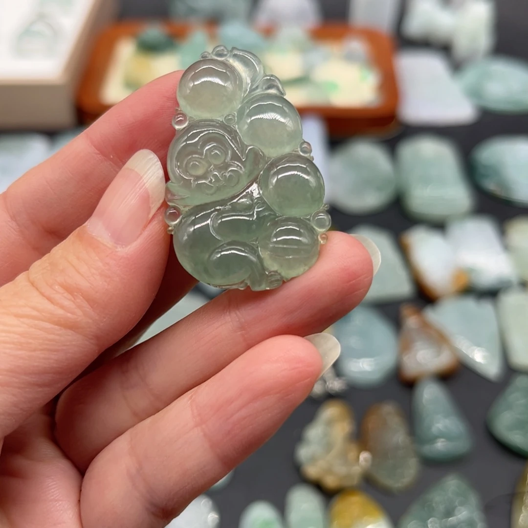 翡翠未镶嵌颈饰猴子