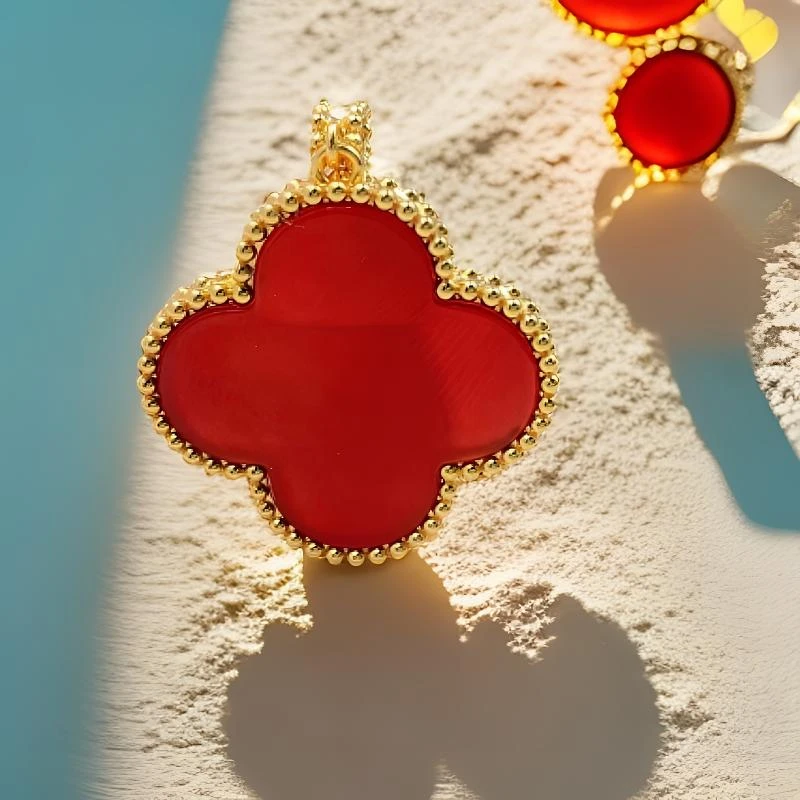 18k金镶嵌四叶草红玛瑙吊坠25mm红色经典四叶草红玛瑙吊坠