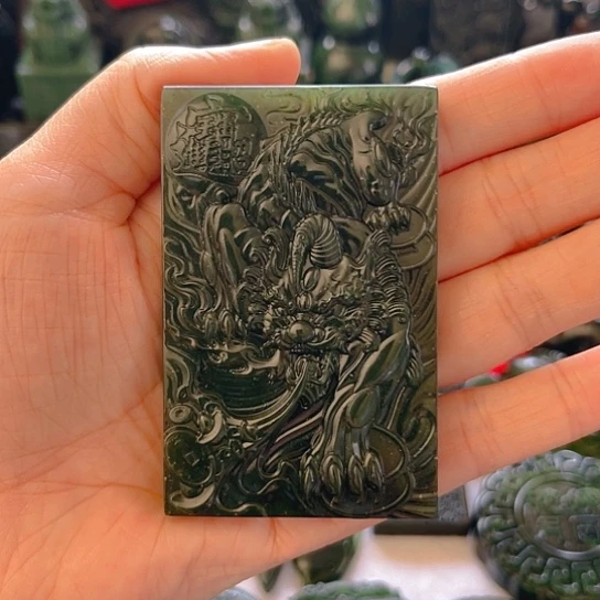 蛇纹石玉未镶嵌颈饰?****狂