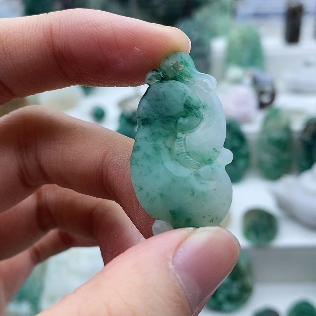 陈***峰独山玉未镶嵌颈饰