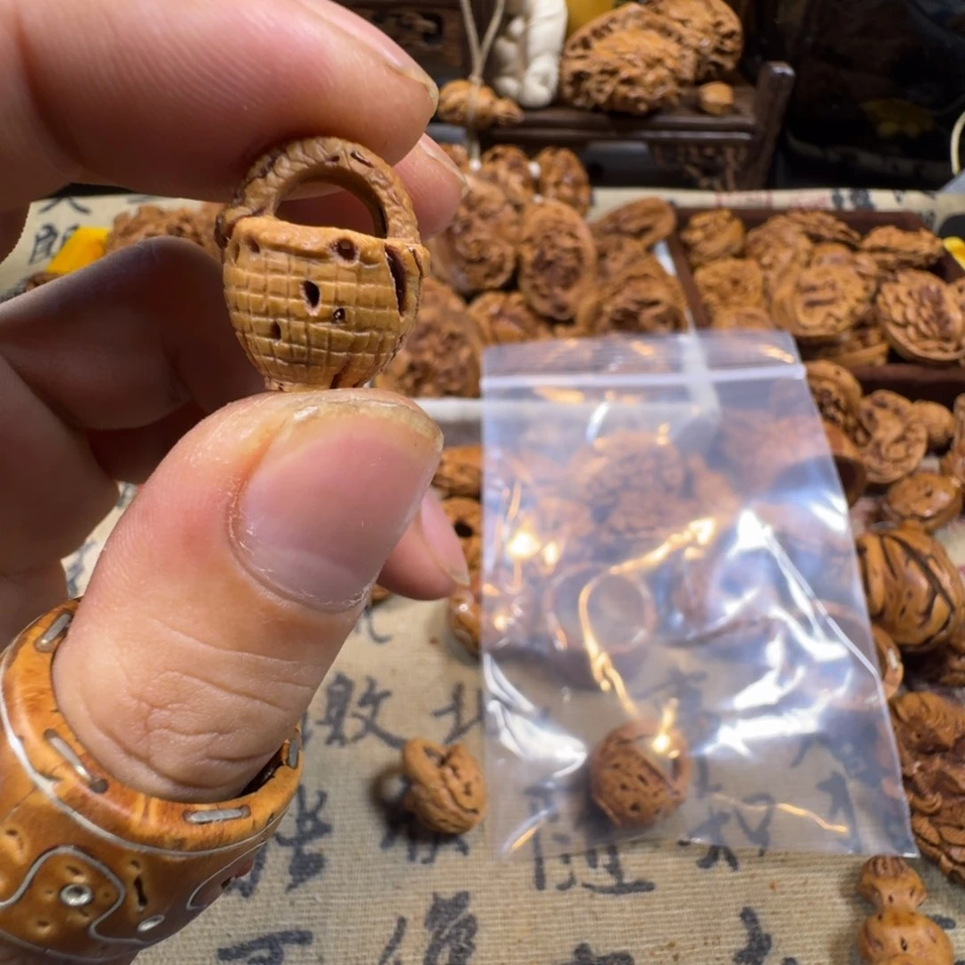 振***远核桃手串/手链桃核雕刻小花篮一个
