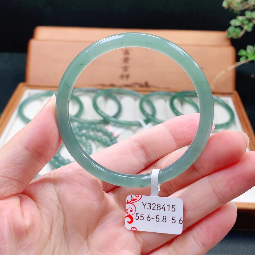 翡翠手镯（圆镯）未镶嵌