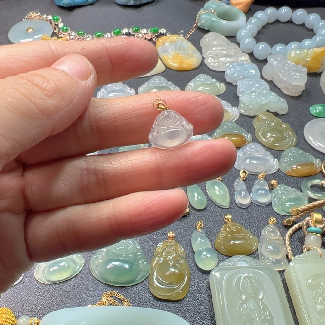 翡翠18K金镶嵌颈饰小佛