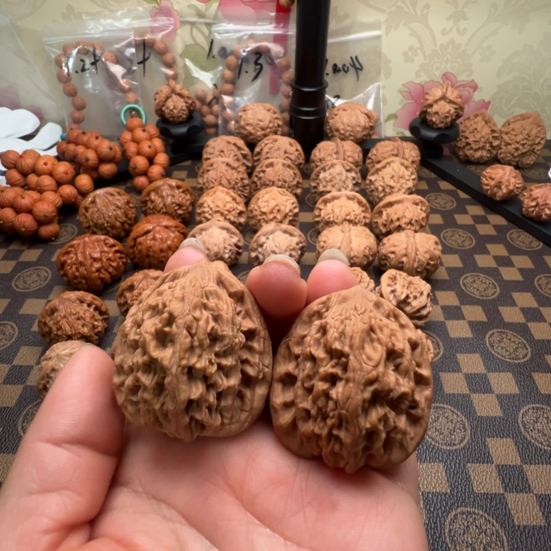 文玩核桃吊坠虎头