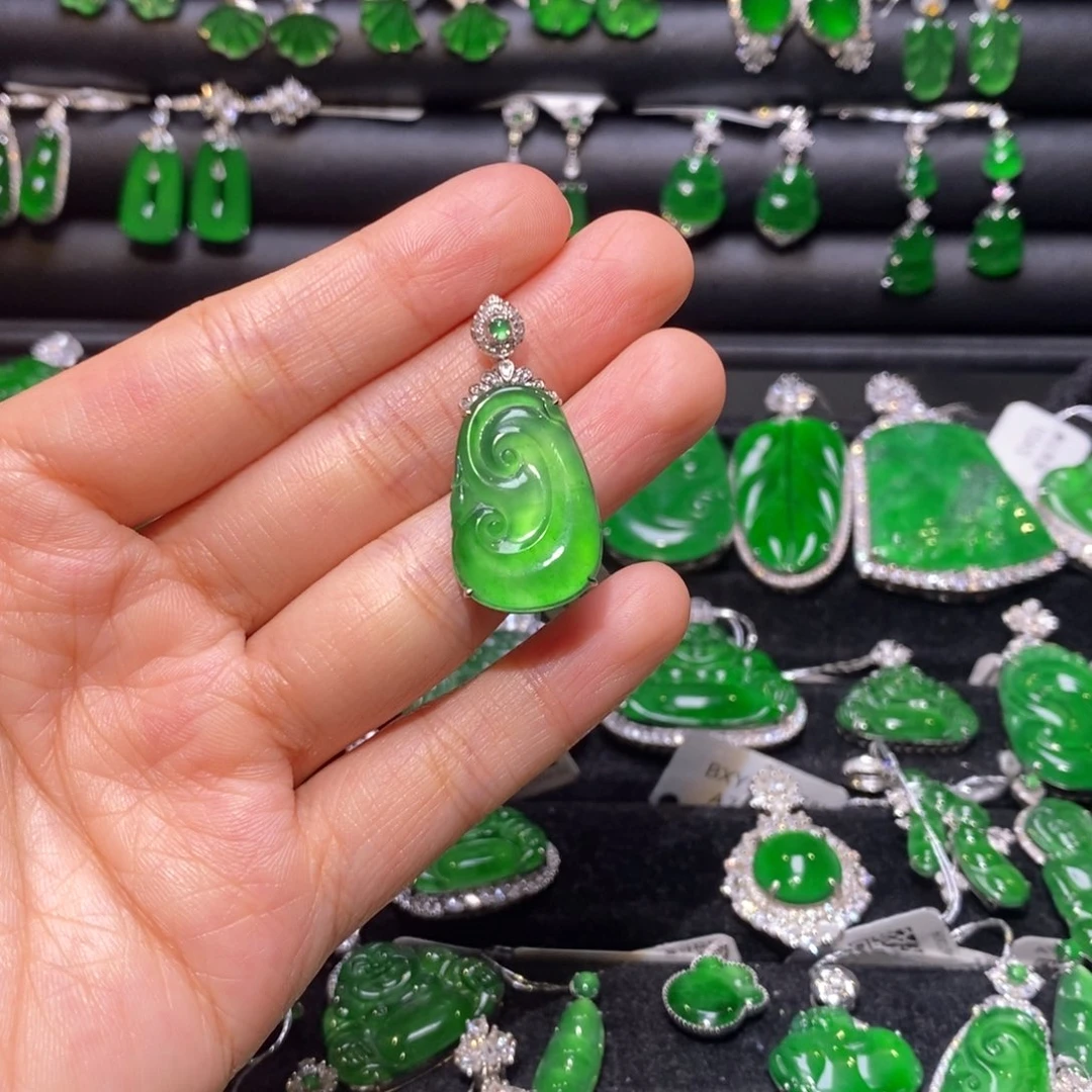 翡翠18K金镶嵌颈饰