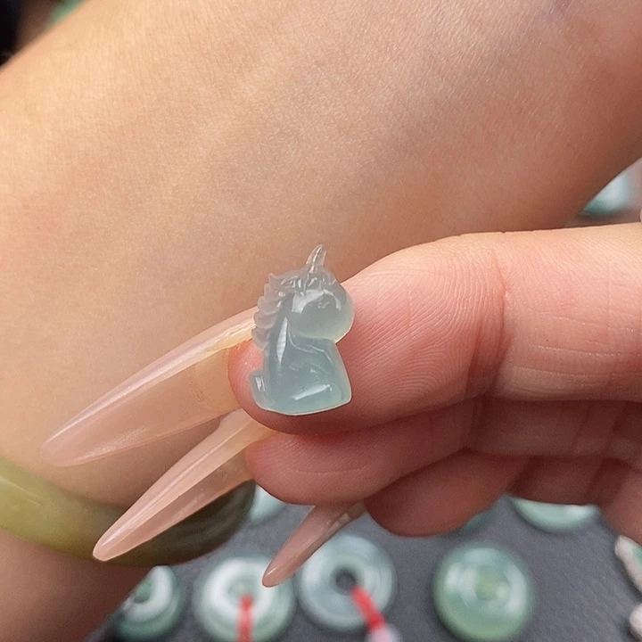 翡翠未镶嵌颈饰独角兽