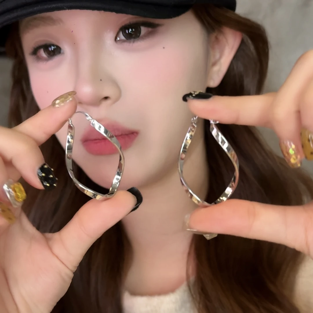 铜合金耳饰 2025新品简约时尚款不规则线条女大号耳环耳饰