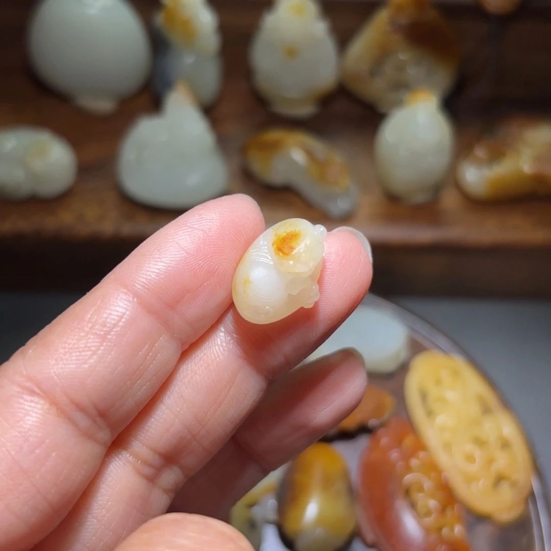 l***u和田玉未镶嵌颈饰