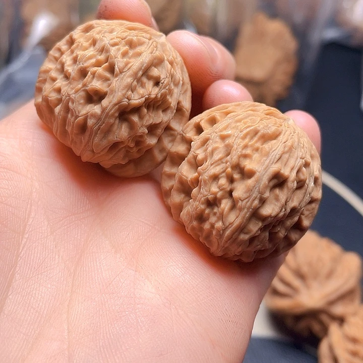 文玩核桃吊坠白狮子一对