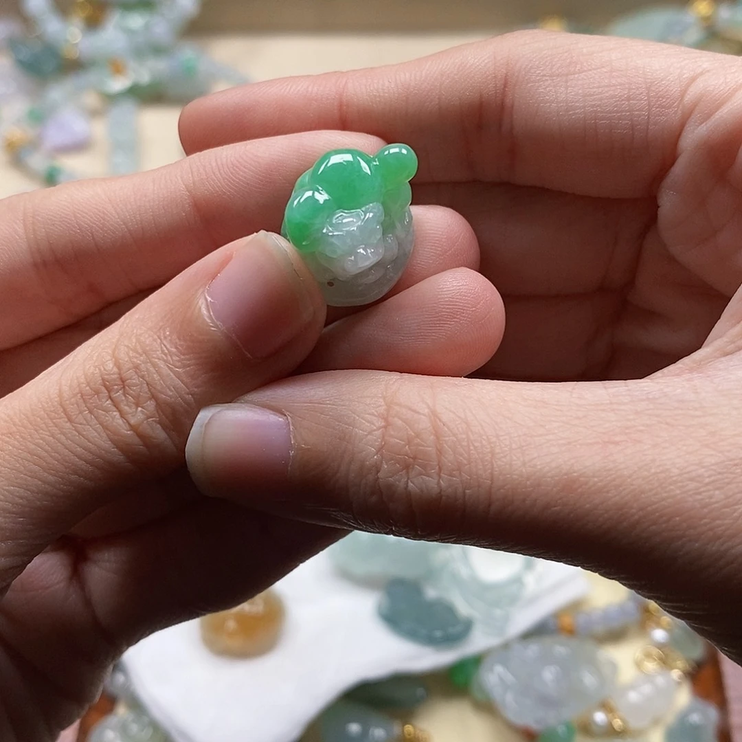 翡翠颈饰未镶嵌L***y闪