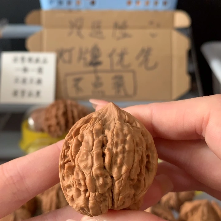 昊***宇吊坠文玩核桃异形单只，有瑕疵