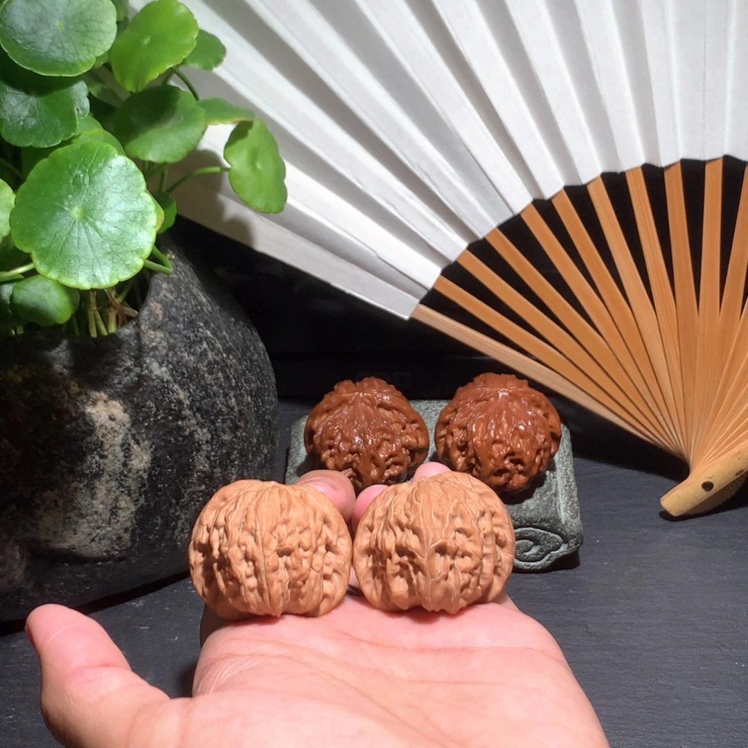 文玩核桃把件鱼的红皮磨盘052702