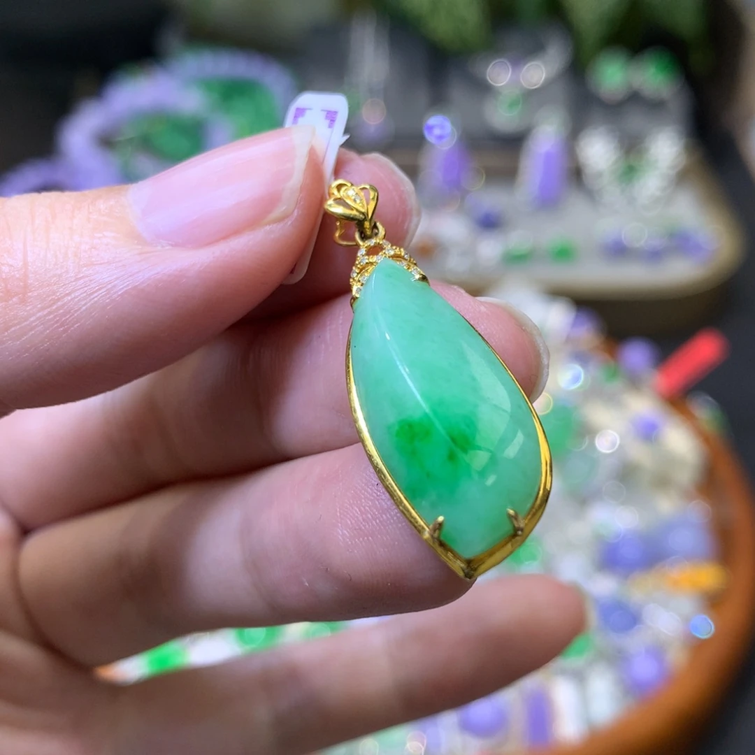 颈饰18K金镶嵌翡翠