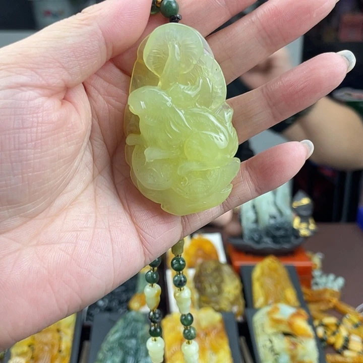 蛇纹石玉未镶嵌颈饰
