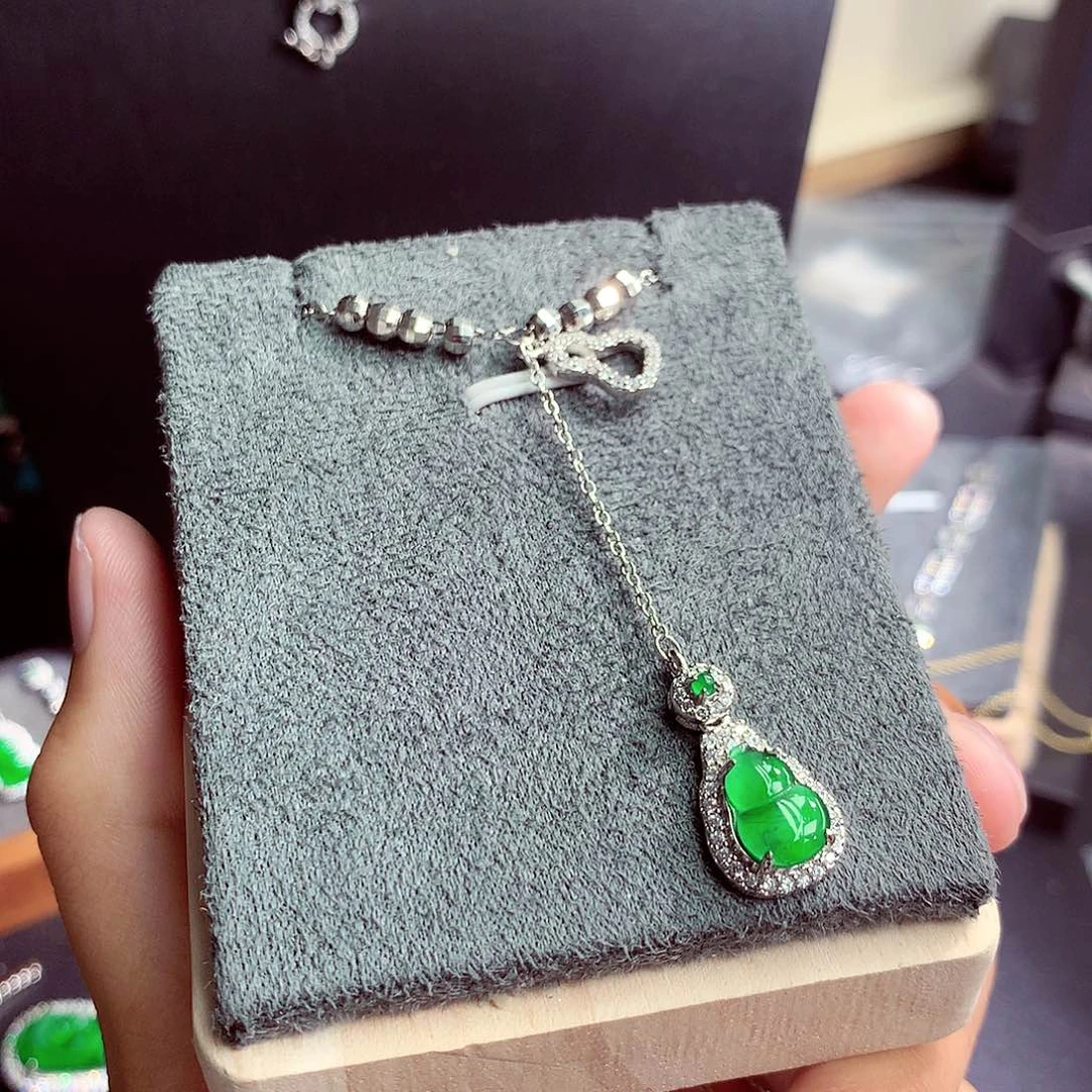 翡翠未镶嵌颈饰挂件