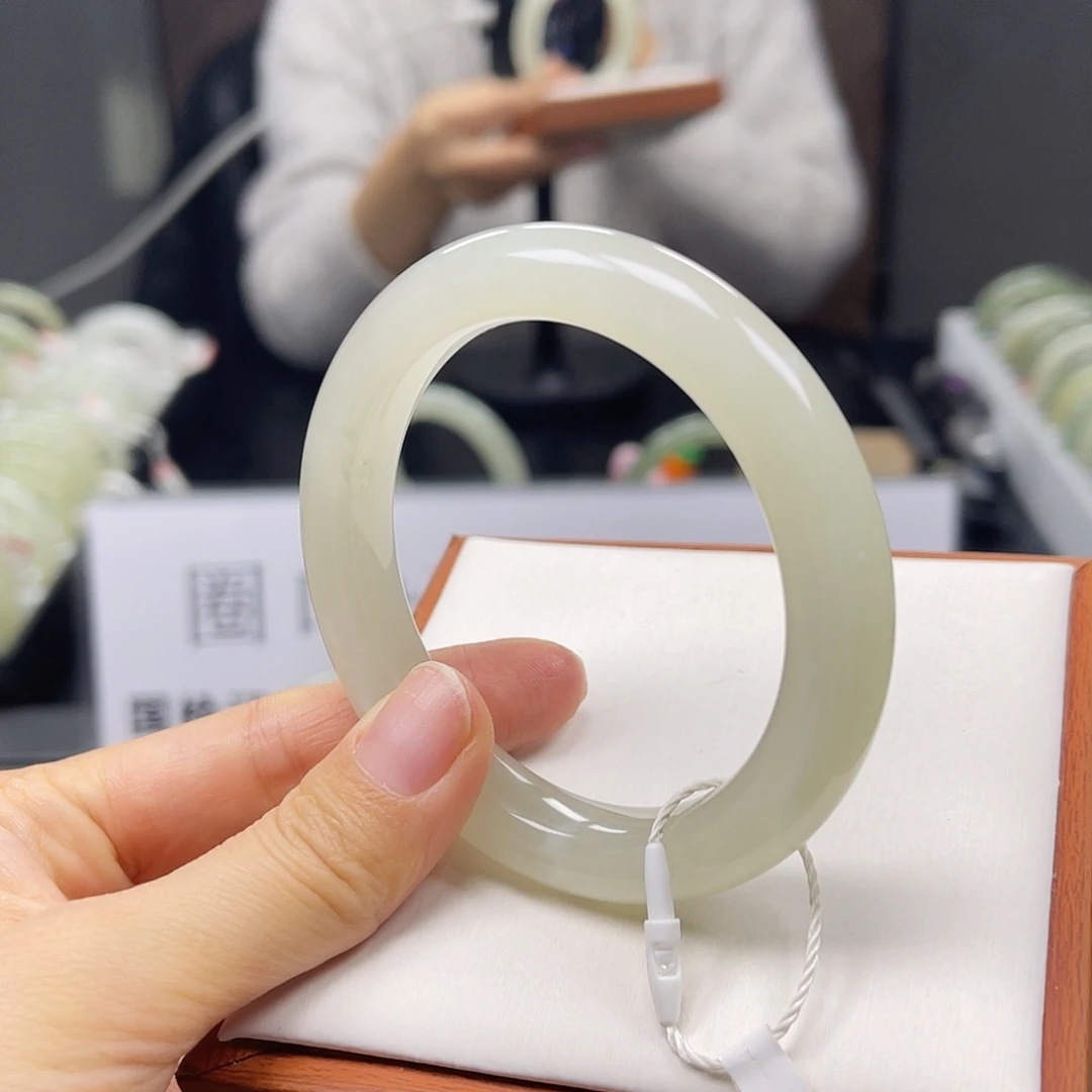 和田玉未镶嵌手镯