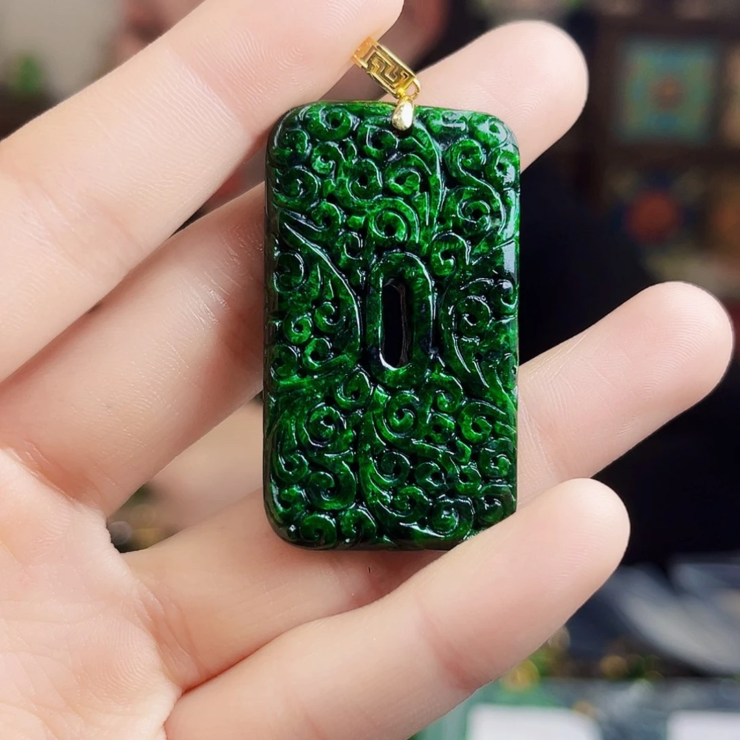 颈饰18K金镶嵌翡翠多样性