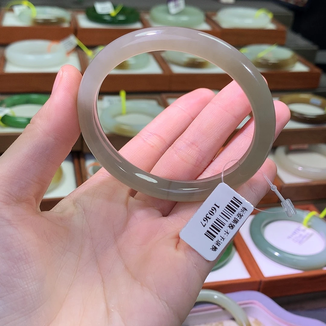 和田玉未镶嵌手镯55.56