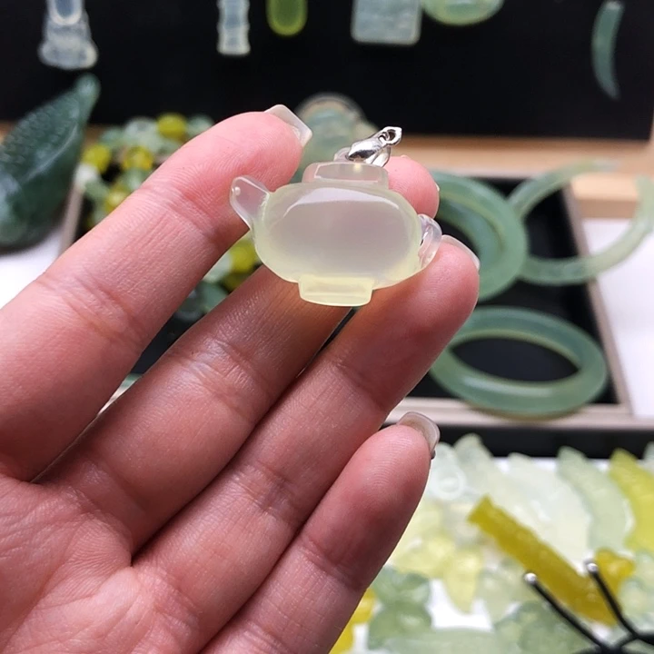 蛇纹石玉未镶嵌颈饰