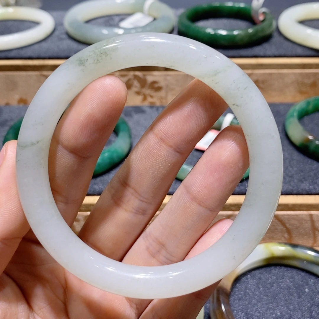 独山玉未镶嵌手镯