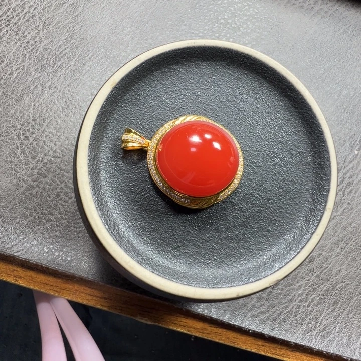 18K金镶嵌胸坠南红玛瑙