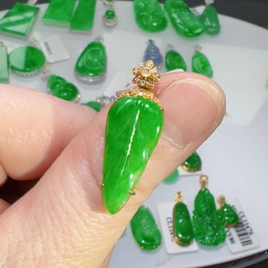 颈饰18K金镶嵌翡翠